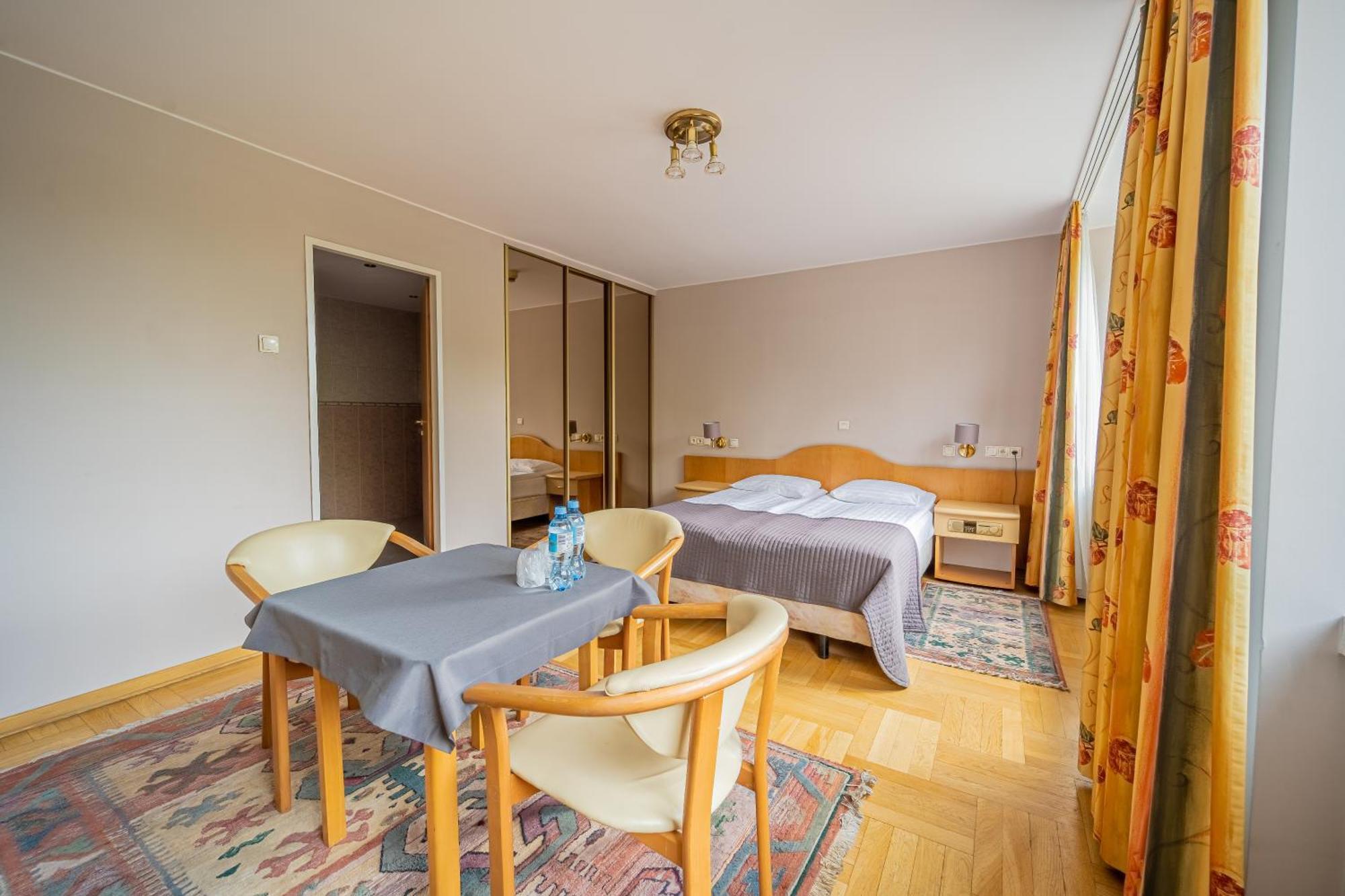 Hotel Mazowiecki Lodz Екстериор снимка