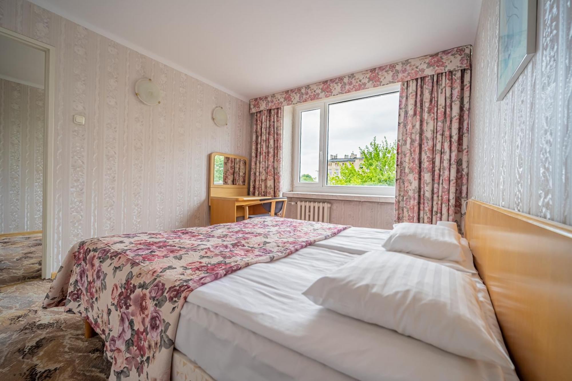 Hotel Mazowiecki Lodz Екстериор снимка